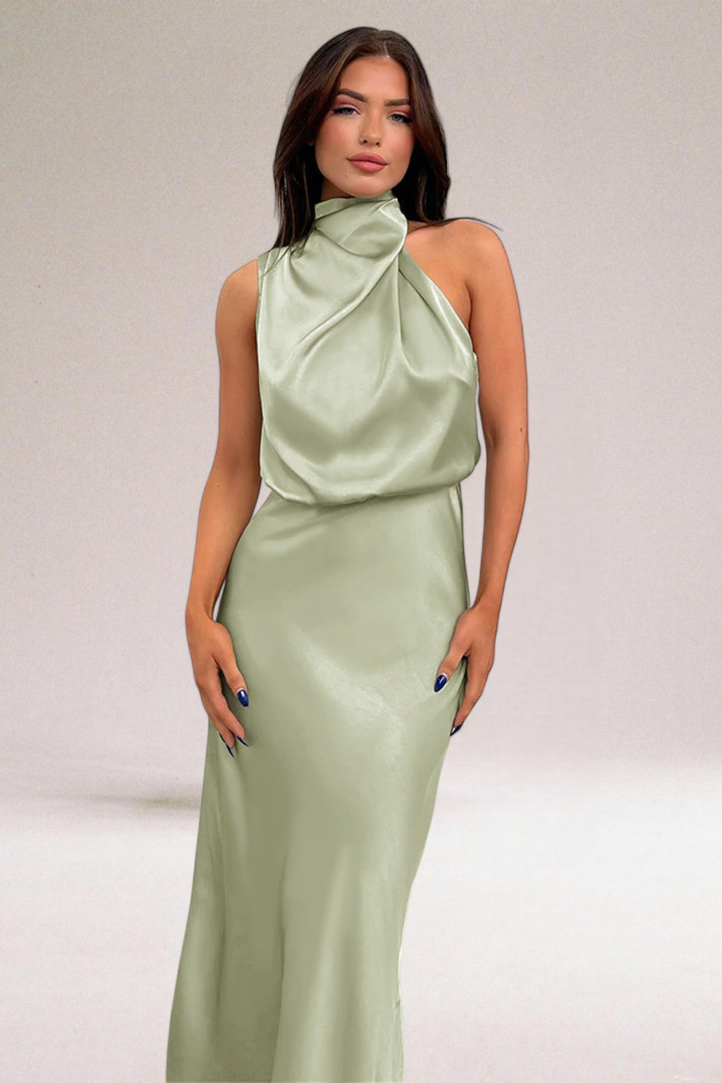 Nordiq™ | Glamorös look i satin med halterneck