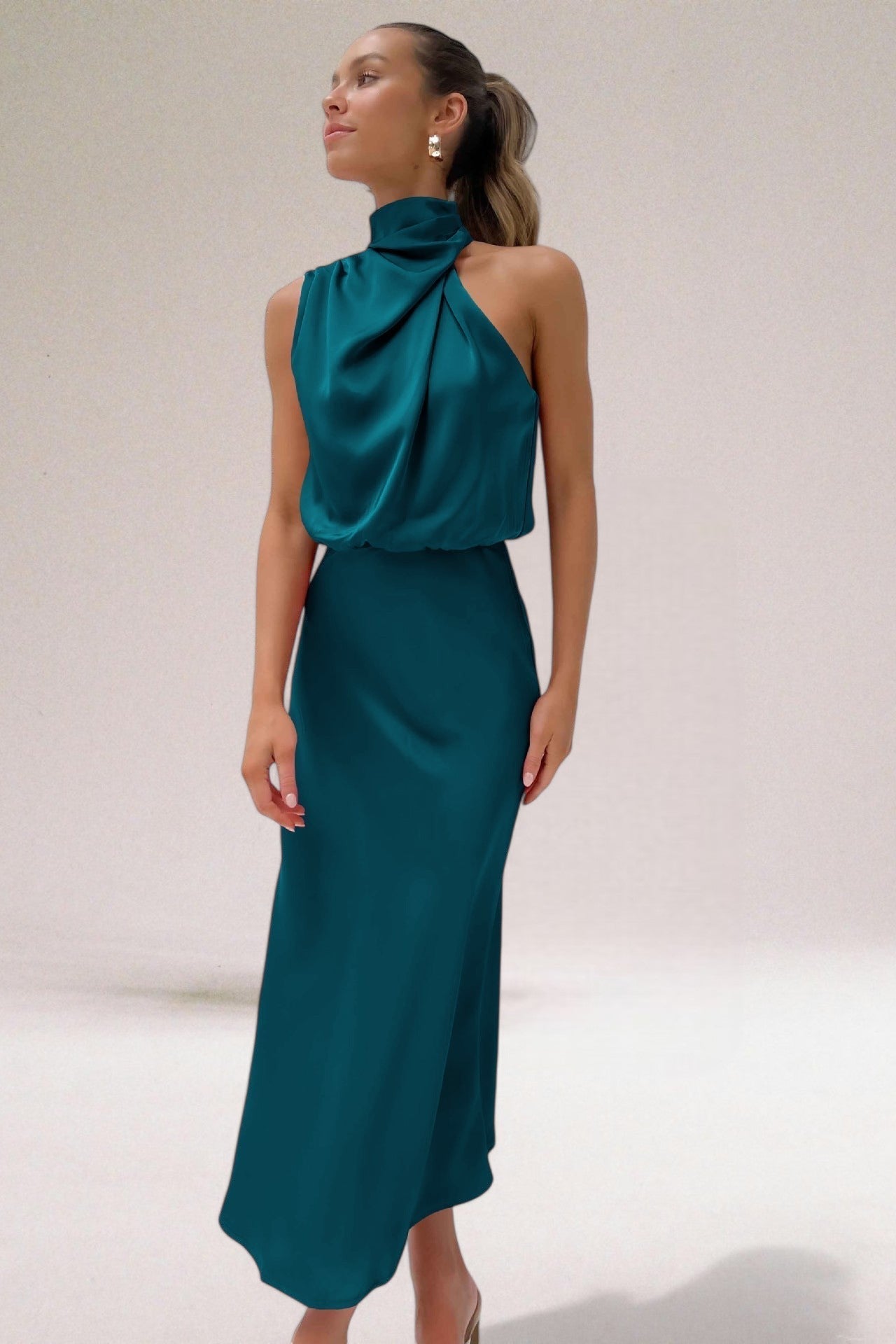 Nordiq™ | Glamorös look i satin med halterneck