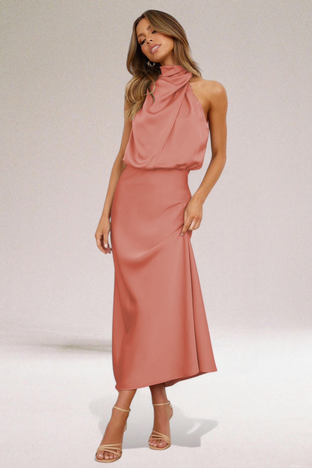 Nordiq™ | Glamorös look i satin med halterneck
