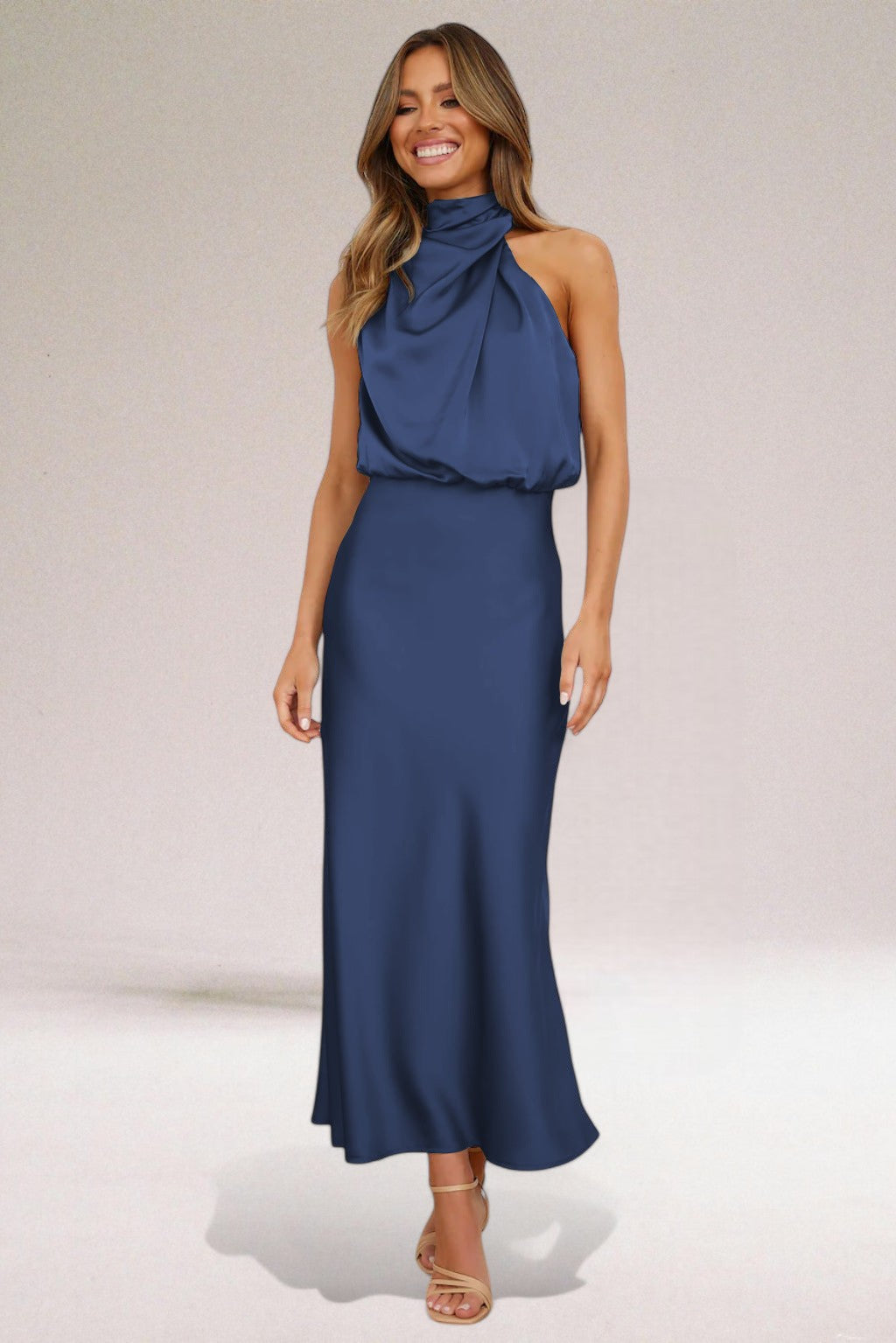 Nordiq™ | Glamorös look i satin med halterneck