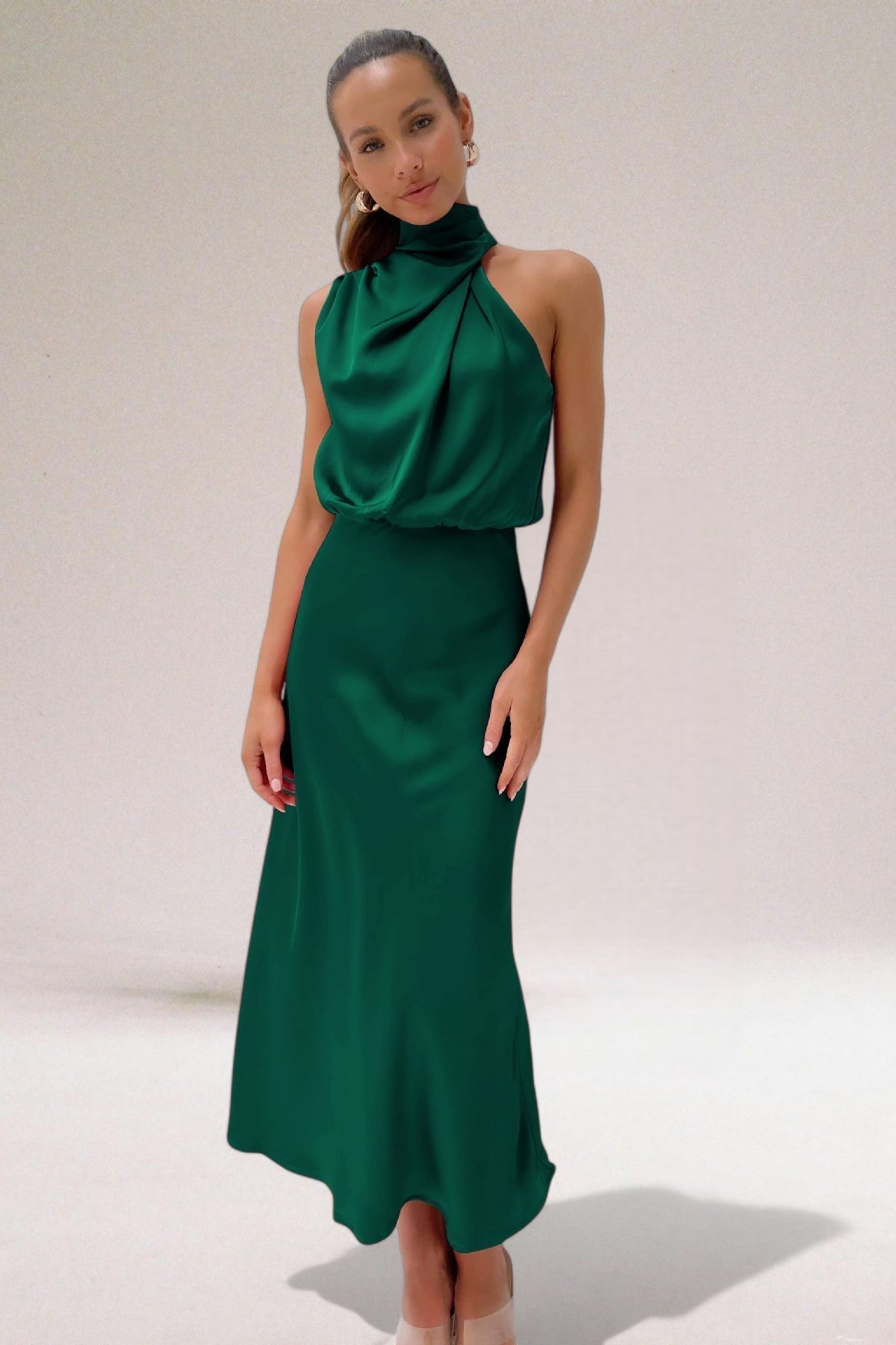 Nordiq™ | Glamorös look i satin med halterneck