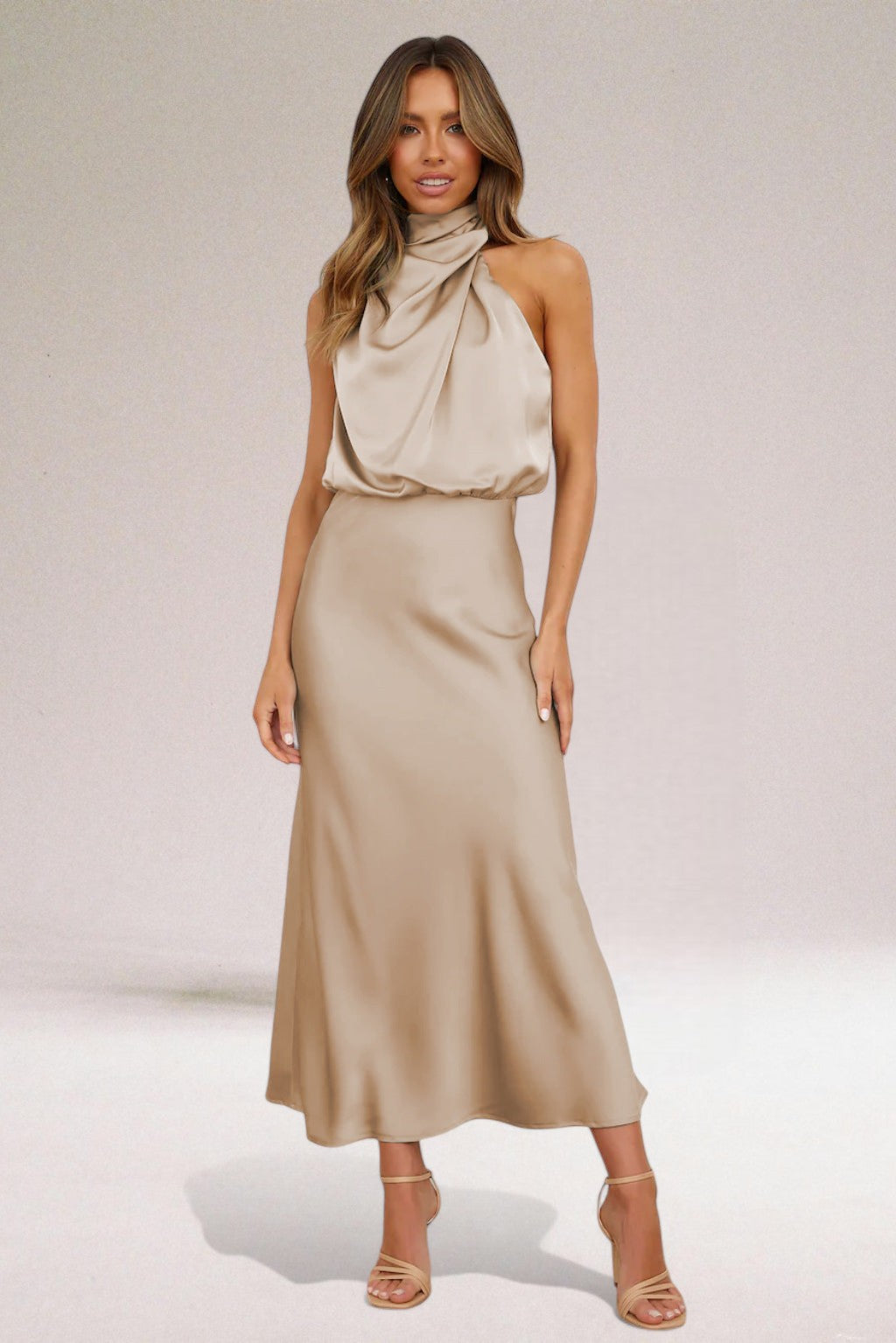 Nordiq™ | Glamorös look i satin med halterneck