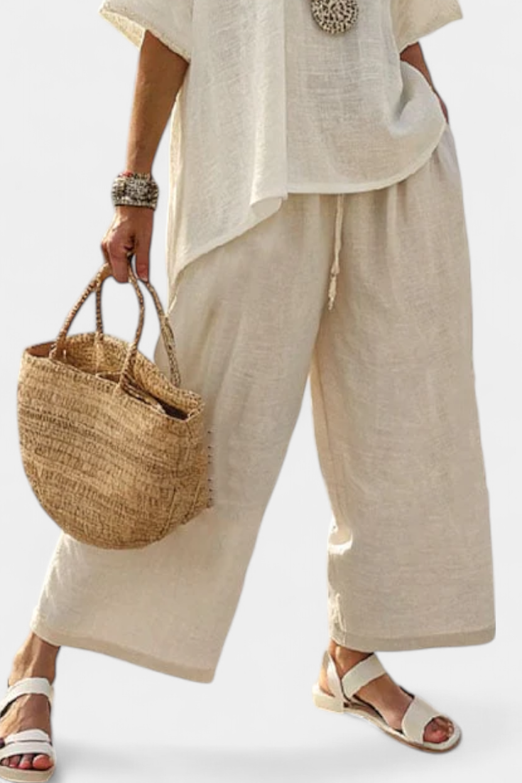 Komplett Minimalistisk Daisy i råa toner med oversized blus och vida byxor för en enkel och elegant stil
