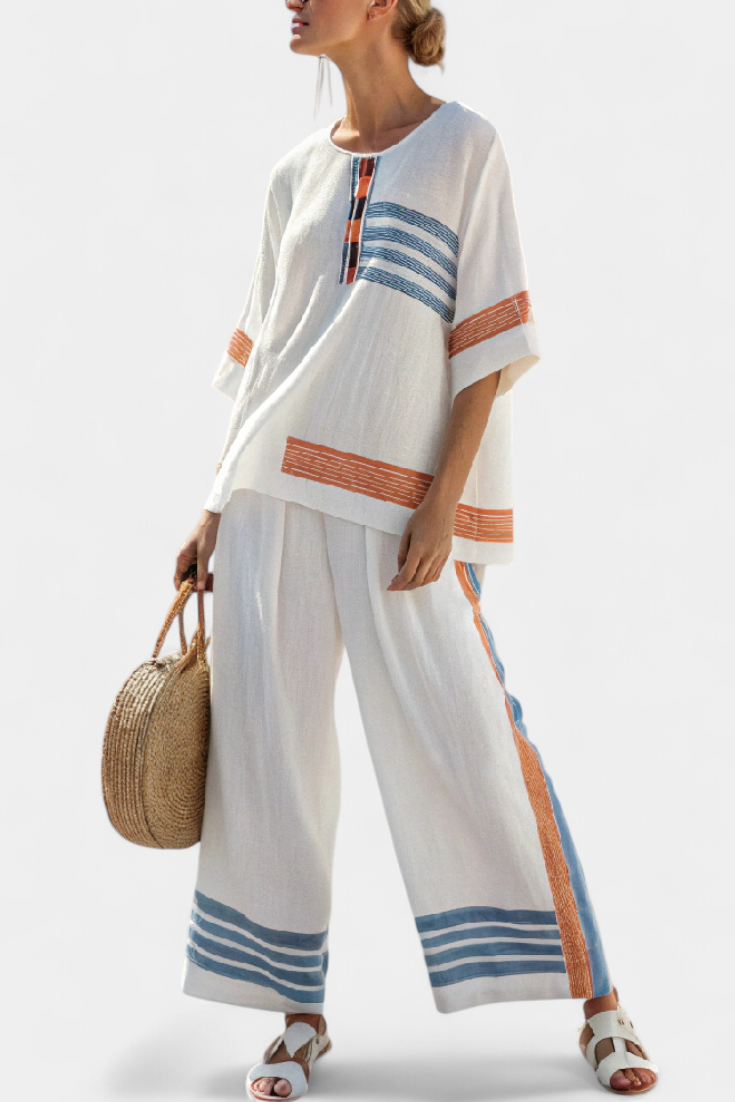 Etnisk Daisy-set i vitt med detaljer i blått och orange – unik och livlig stil