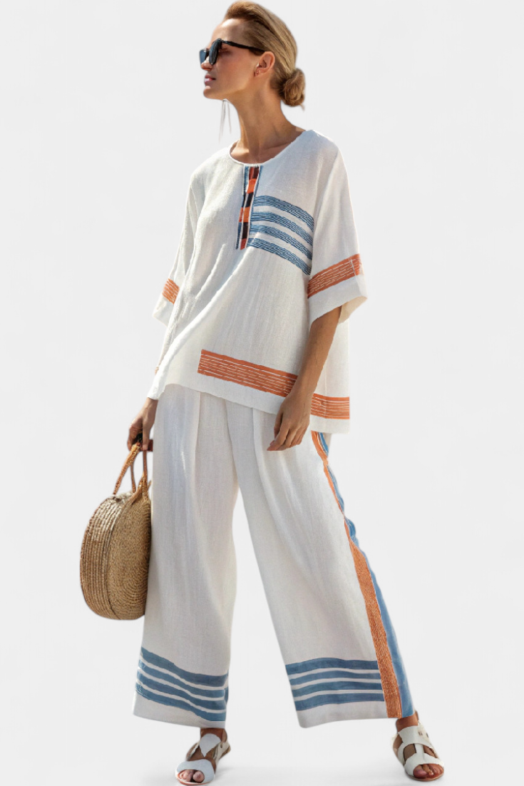 Etnisk Daisy-set i vitt med detaljer i blått och orange – unik och livlig stil